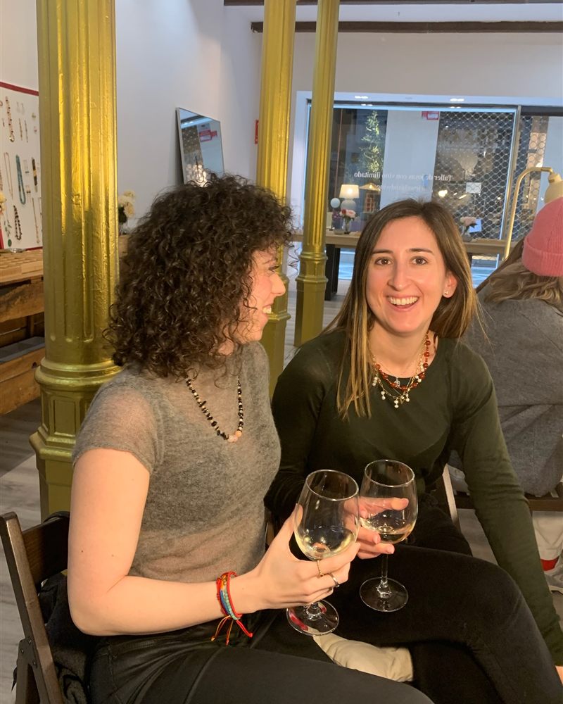 Dos amigas brindando en un taller de Jewels & Wine